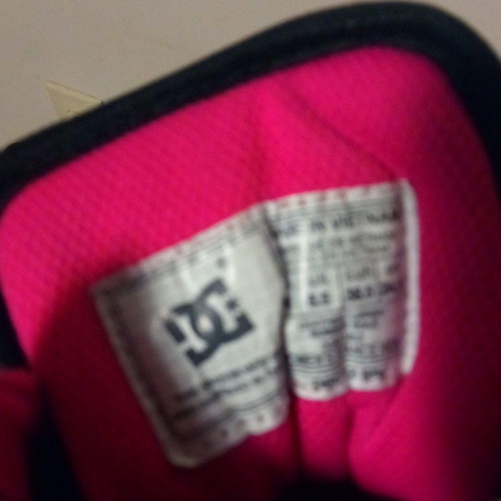 Women's Sz 7.5 DC high top skate sneakers - Picture 5 of 8